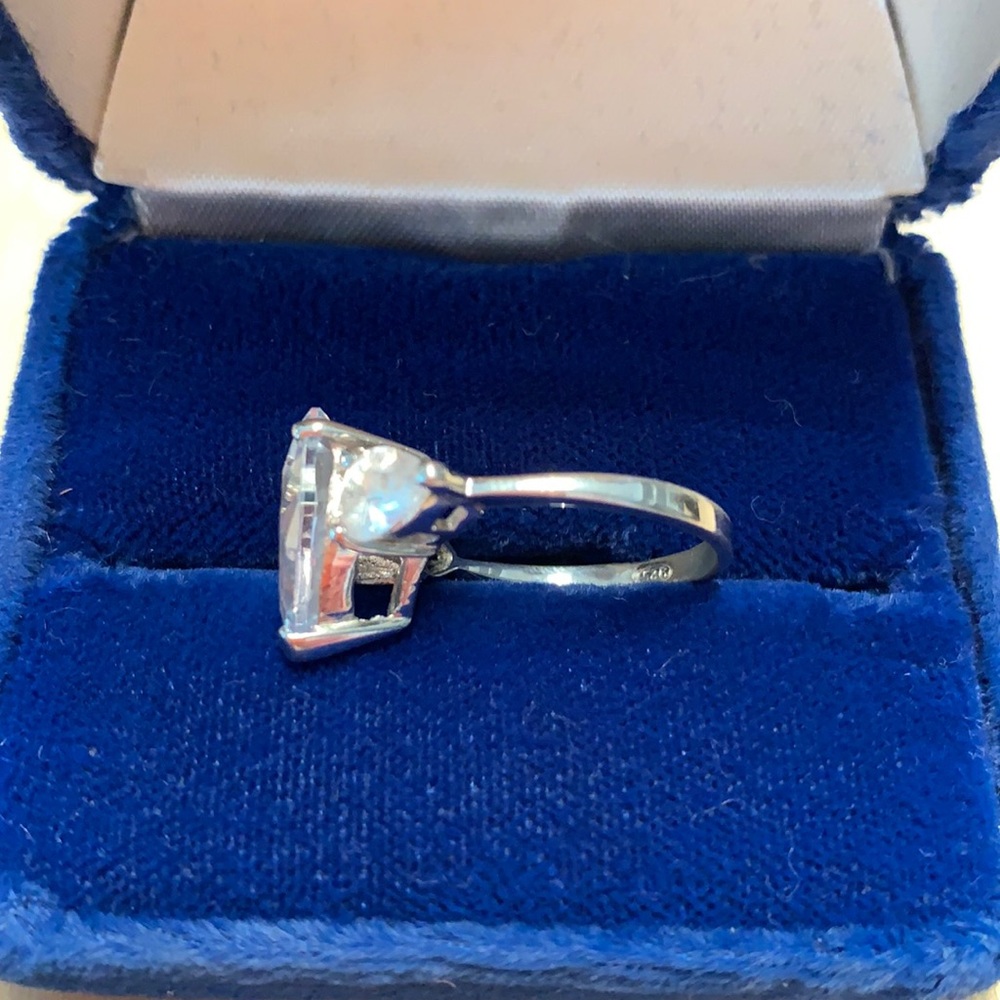 Stunning Faceted Pear-Shape Rhinestone Ring - Picture 4 of 9